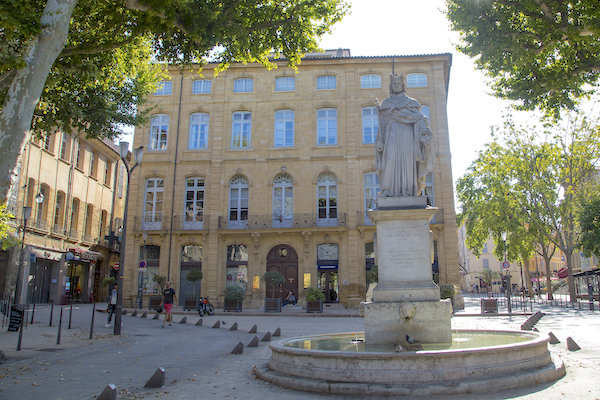 Statut du Roy René en haut du cours Mirabeau